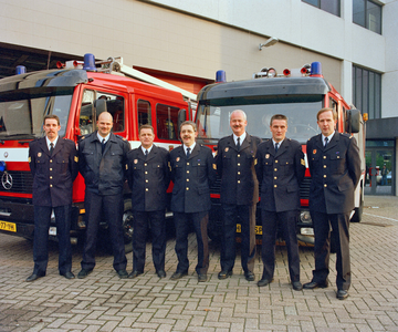 840260 Groepsportret van zeven personeelsleden van de Brandweer Nieuwegein, bij de brandweerkazerne Nieuwegein-Noord ...